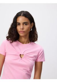 Reserved - T-shirt z ozdobnym wycięciem - różowy. Kolor: różowy. Materiał: dzianina, bawełna