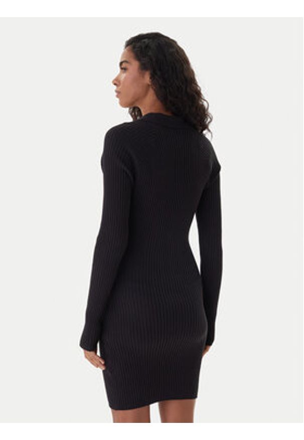 Tommy Jeans Sukienka dzianinowa Badge DW0DW22183 Czarny Slim Fit. Kolor: czarny. Materiał: syntetyk, bawełna