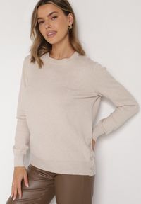 Born2be - Beżowy Sweter z Guzikami z Boku Tusiana. Okazja: na co dzień. Kolor: beżowy. Materiał: jeans. Styl: klasyczny, casual #6