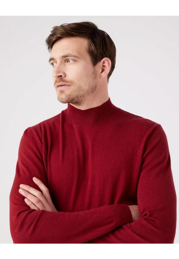 Wrangler - WRANGLER SEASONAL KNIT MĘSKI SWETER GOLF RHUBARB RED W8D12PXRO 112321350. Typ kołnierza: golf
