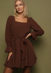 Born2be - Brązowa Sukienka Vices z Siateczkowymi Rękawami i Wiązanym Paskiem Resnala. Okazja: na co dzień. Typ kołnierza: dekolt kwadratowy. Kolor: brązowy. Materiał: materiał. Typ sukienki: rozkloszowane. Styl: casual, elegancki #2