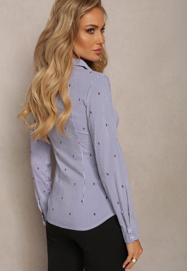 Renee - Granatowa Casualowa Koszula w Delikatne Paski Zapinana na Guziki Firvela. Okazja: na co dzień. Kolor: niebieski. Materiał: bawełna, tkanina. Wzór: paski. Styl: casual