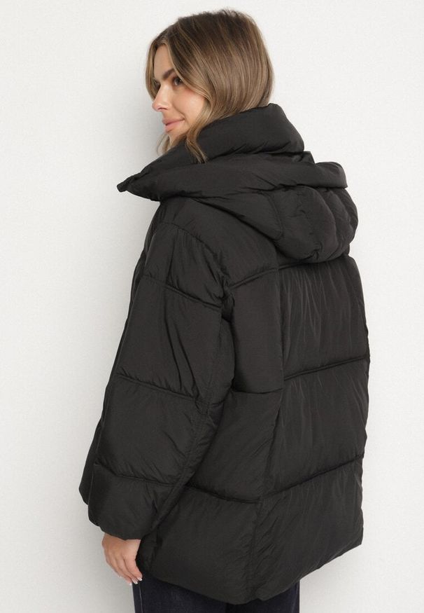 Born2be - Czarna Pikowana Kurtka o Kroju Oversize z Kapturem Galandia. Okazja: na spacer, na co dzień. Typ kołnierza: kaptur. Kolor: czarny. Materiał: jeans, poliester. Styl: casual, elegancki