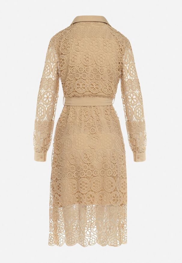 Born2be - Beżowa Koszulowa Rozkloszowana Sukienka Midi z Paskiem i Ozdobną Koronką oraz Guzikami Casuva. Okazja: na imprezę. Kolor: beżowy. Materiał: koronka. Wzór: koronka. Typ sukienki: koszulowe. Styl: elegancki, klasyczny, wizytowy. Długość: midi