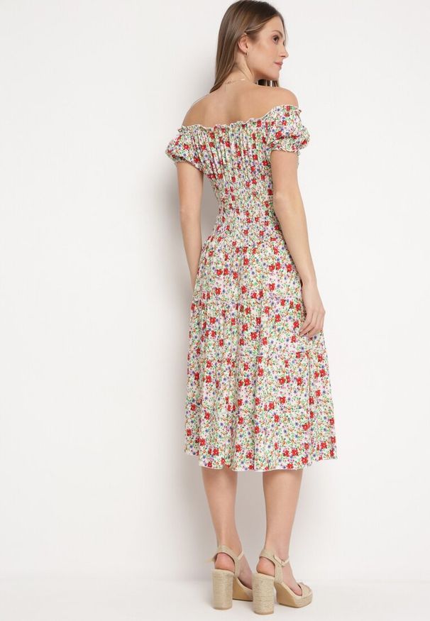 Born2be - Biało-Zielona Bawełniana Sukienka Midi w Kwiatowy Print o Fasonie Hiszpanki Anirpe. Typ kołnierza: dekolt hiszpanka. Kolor: biały. Materiał: bawełna. Wzór: nadruk, kwiaty. Sezon: lato. Długość: midi