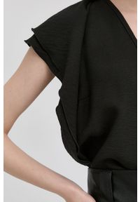 Silvian Heach bluzka damska kolor czarny gładka. Okazja: na co dzień. Kolor: czarny. Materiał: tkanina. Długość rękawa: krótki rękaw. Długość: krótkie. Wzór: gładki. Styl: casual