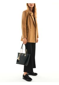 Kazar - Czarna torebka damska. Kolor: czarny. Dodatki: z breloczkiem. Materiał: lakierowane, skórzane. Styl: elegancki, wizytowy #7