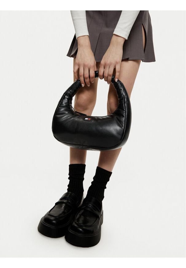 Tommy Jeans Torebka Tjw Pillow Shoulder Bag AW0AW16977 Czarny. Kolor: czarny. Materiał: skórzane