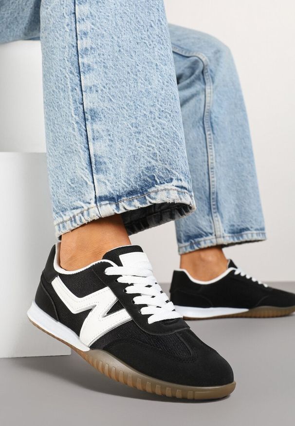 Renee - Czarne Sneakersy Typu Klasyczne Tenisówki Zdobione Przeszyciami Elanioria. Okazja: do pracy, na co dzień. Zapięcie: sznurówki. Kolor: czarny. Materiał: jeans, koronka. Wzór: aplikacja. Obcas: na obcasie. Wysokość obcasa: niski