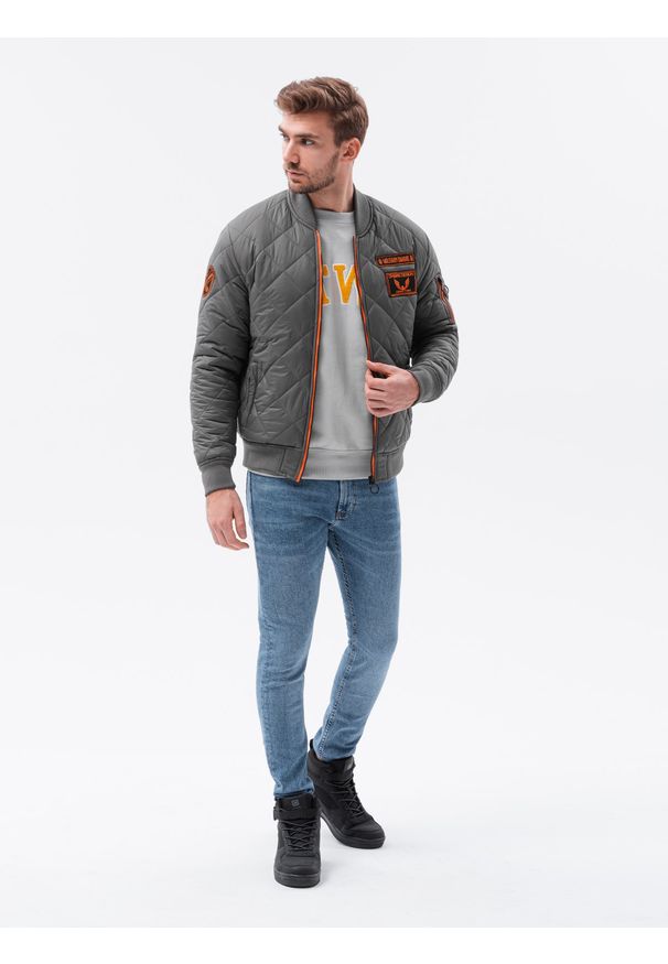 Ombre Clothing - Kurtka męska przejściowa bomberka C357 - grafitowa - XXL. Typ kołnierza: kołnierzyk stójkowy. Kolor: szary. Materiał: poliester. Wzór: moro, aplikacja. Styl: militarny