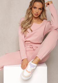 Renee - Różowy Komplet Dresowy Bluza Cropped i Spodnie z Kieszeniami Cargo Xerlesa. Kolor: różowy. Materiał: dresówka #2
