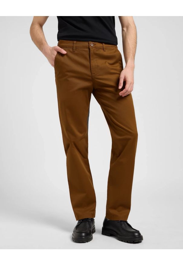Lee - MESKIE SPODNIE LEE REGULAR CHINO QUAIL BROWN 112370608
