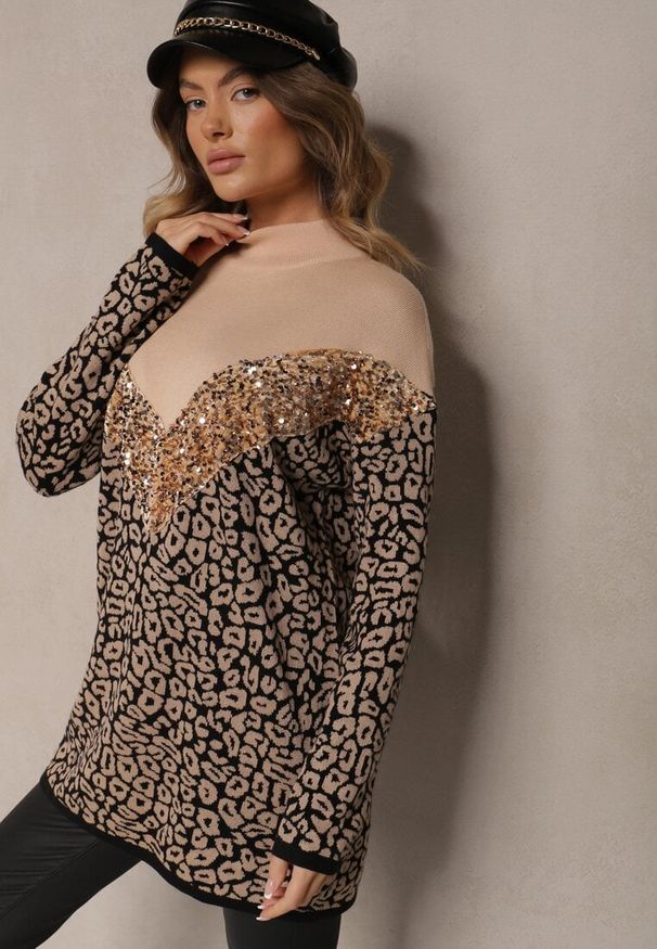 Renee - Beżowy Sweter z Wiskozą w Panterkę z Ozdobnymi Cekinami Firimi. Okazja: na co dzień. Kolor: beżowy. Materiał: wiskoza. Wzór: motyw zwierzęcy. Styl: casual, elegancki