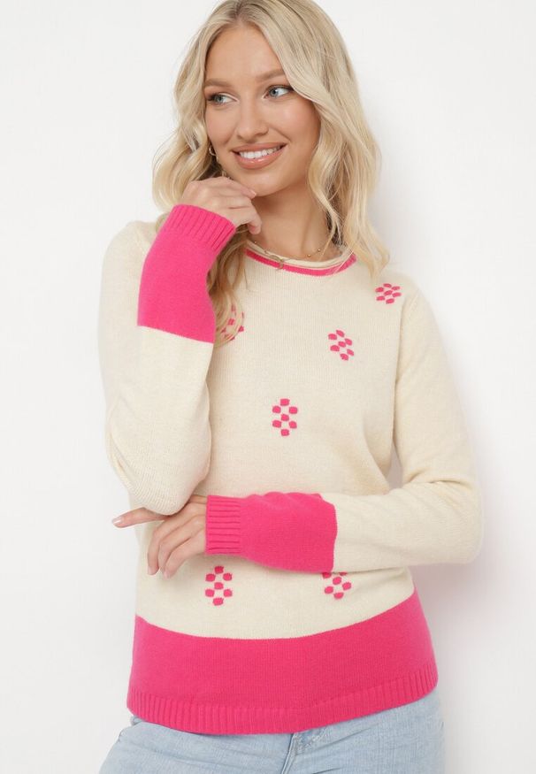 Born2be - Jasnobeżowy Sweter z Angorą Ozdobiony Kropeczkami i Szerokimi Wstawkami na Dole Chanci. Kolor: beżowy. Materiał: dzianina, wełna. Długość rękawa: długi rękaw. Długość: długie. Wzór: aplikacja. Styl: klasyczny