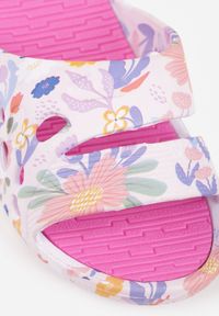 Born2be - Fuksjowe Klapki Basenowe Ozdobione Wzorem w Kwiaty Thoninoe. Okazja: na plażę. Kolor: różowy. Wzór: aplikacja, kwiaty. Sezon: lato. Styl: wakacyjny #8