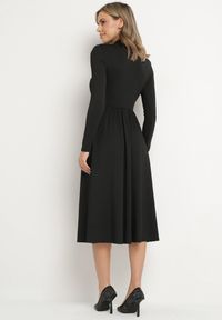 Born2be - Czarna Rozkloszowana Sukienka z Ozdobnym Wycięciem i Usztywnioną Linią Ramion Rivfedi. Okazja: na imprezę, na co dzień. Kolor: czarny. Długość rękawa: długi rękaw. Typ sukienki: proste. Styl: casual, elegancki #2