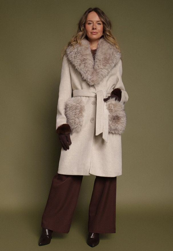 Born2be - Beżowy Płaszcz Wiązany w Talii z Futrzanym Kołnierzem i Kieszeniami Perrie. Okazja: na co dzień. Kolor: beżowy. Materiał: futro. Styl: casual, elegancki