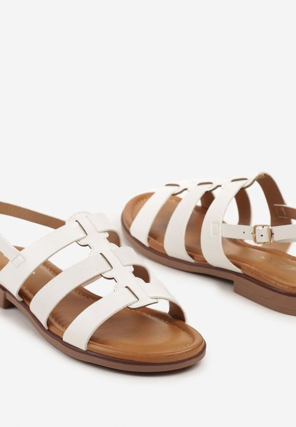Born2be - Białe Sandały w Stylu Rzymianek Fenarilis. Okazja: na spacer. Zapięcie: sprzączka. Kolor: biały. Materiał: len, jeans. Sezon: lato. Styl: elegancki