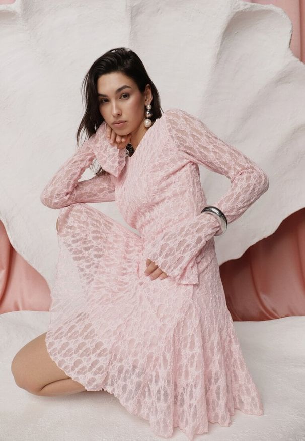 Renee - Różowa Sukienka z Koronki Ozdobiona Rozkloszowanymi Rękawami Cinalata. Kolor: różowy. Materiał: koronka. Wzór: aplikacja, koronka. Typ sukienki: rozkloszowane. Styl: elegancki, klasyczny