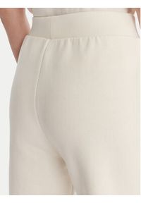Guess Spodnie dresowe V6RB15 K9V31 Écru Regular Fit. Materiał: bawełna #2