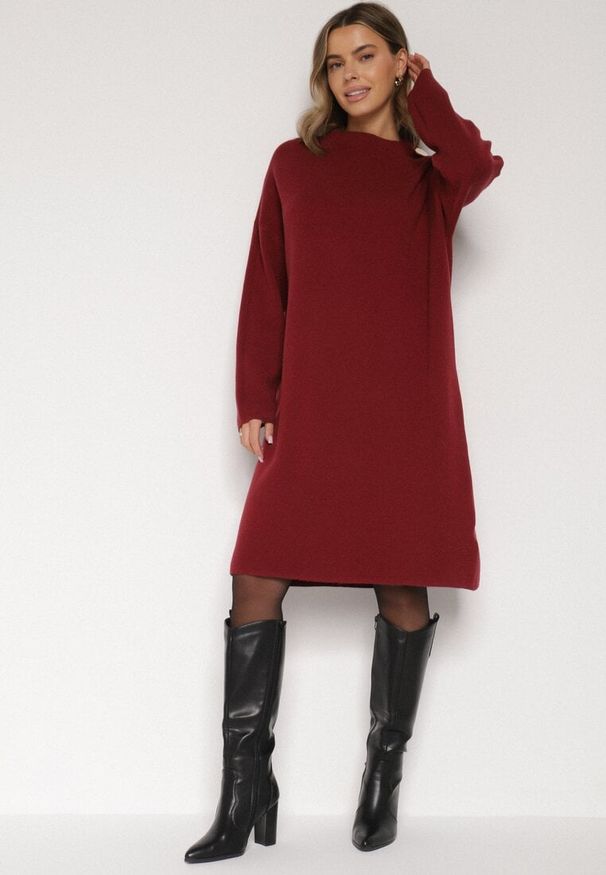 Born2be - Bordowa Sweterkowa Sukienka Pudełkowa Ozdobiona z Boku Guzikami Tustina. Okazja: na co dzień. Kolor: czerwony. Materiał: jeans. Wzór: aplikacja. Typ sukienki: proste. Styl: casual, elegancki