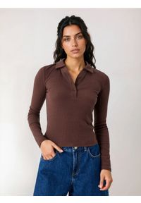 Sinsay - Prążkowana bluzka polo - brązowy. Typ kołnierza: polo. Kolor: brązowy. Materiał: prążkowany #1