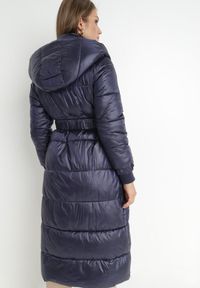 Born2be - Granatowa Kurtka Pikowana Długa Drerrigale. Kolor: niebieski. Materiał: materiał. Długość rękawa: długi rękaw. Długość: długie. Sezon: zima, jesień #4