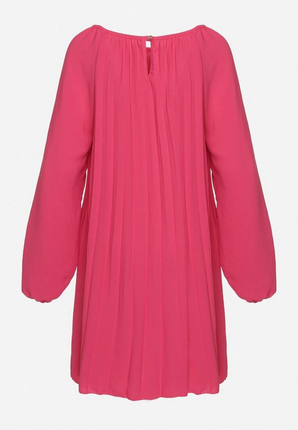Born2be - Fuksjowa Plisowana Sukienka z Bufiastymi Rękawami Perlase. Okazja: na co dzień. Kolor: różowy. Styl: klasyczny, casual, elegancki