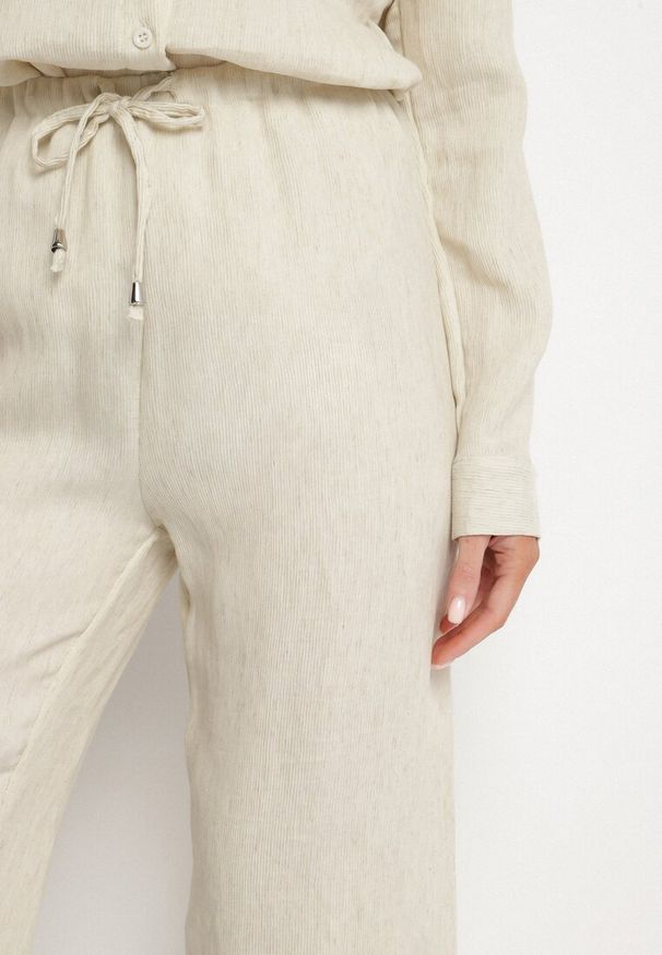 Born2be - Beżowe Szerokie Spodnie z Wiskozy z Wiązaniem w Talii Lilriz. Okazja: na co dzień. Kolor: beżowy. Materiał: wiskoza. Styl: elegancki, klasyczny, casual