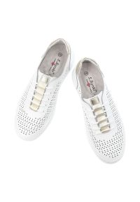 Sneakersy damskie S.Barski, cholewka skóra naturalna perforowana wiązanie klasyczne niski fason zaokrąglony nosek, białe, GR61-5992. Okazja: na co dzień. Zapięcie: sznurówki. Kolor: biały. Materiał: skóra. Szerokość cholewki: normalna. Sezon: wiosna, lato. Styl: klasyczny #9