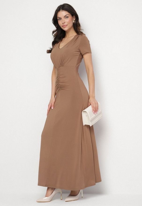 Born2be - Brązowa Sukienka z Marszczeniami Taliowana z Dodatkiem Wiskozy Arelona. Okazja: na co dzień. Typ kołnierza: dekolt w kształcie V. Kolor: brązowy. Materiał: wiskoza. Długość rękawa: krótki rękaw. Typ sukienki: proste. Styl: casual