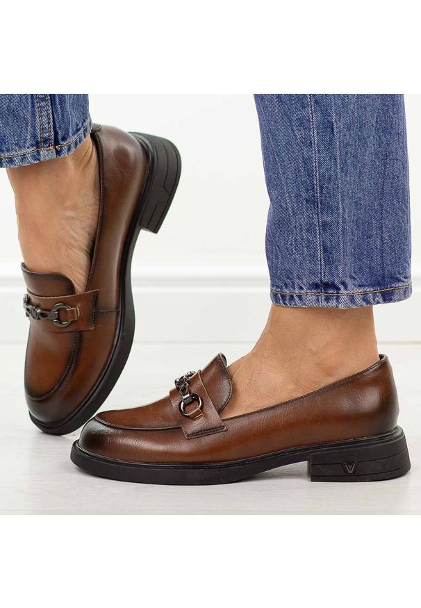 Brązowe skórzane półbuty damskie Vinceza 39951. Okazja: na co dzień, na spotkanie biznesowe. Zapięcie: bez zapięcia. Kolor: brązowy. Szerokość cholewki: normalna. Materiał: skóra. Sezon: wiosna, jesień. Obcas: na obcasie. Styl: casual, biznesowy, elegancki, klasyczny. Wysokość obcasa: niski