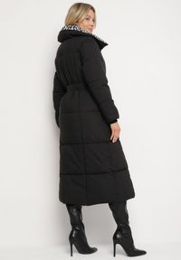 Born2be - Czarno-Szara Pikowana Kurtka o Długim Kroju z Kołnierzem w Panterkę i Wiązanym Paskiem Silfezi. Okazja: na co dzień. Kolor: czarny. Materiał: jeans. Długość rękawa: długi rękaw. Długość: długie. Wzór: motyw zwierzęcy. Styl: casual, elegancki #5