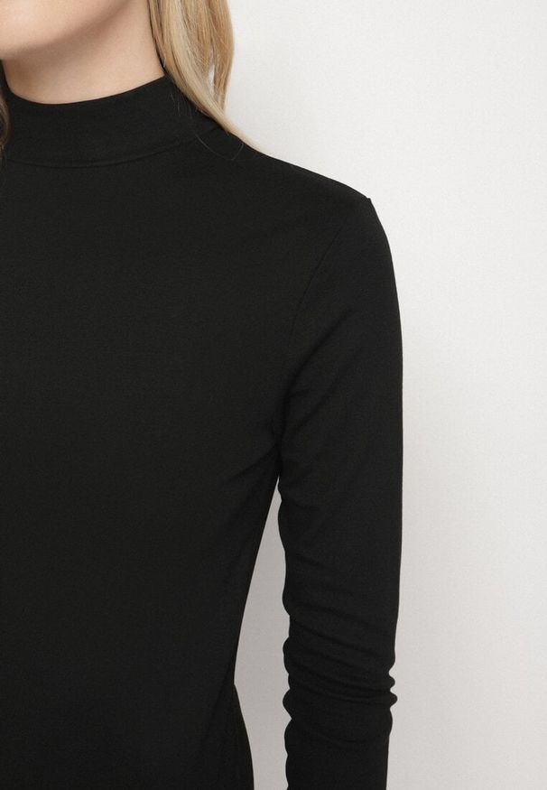 Born2be - Czarna Bluzka Golf Typu Longsleeve Altera. Okazja: do pracy, na co dzień. Typ kołnierza: golf. Kolor: czarny. Materiał: jeans. Długość rękawa: długi rękaw. Styl: casual, elegancki