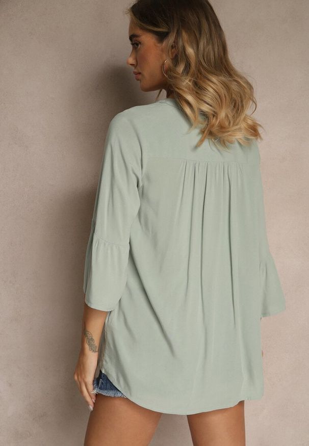 Renee - Zielona Bluzka z Wiskozy Ozdobiona Falbankami Ralivia. Okazja: na co dzień. Typ kołnierza: kołnierz z falbankami. Kolor: zielony. Materiał: wiskoza. Wzór: aplikacja. Styl: casual