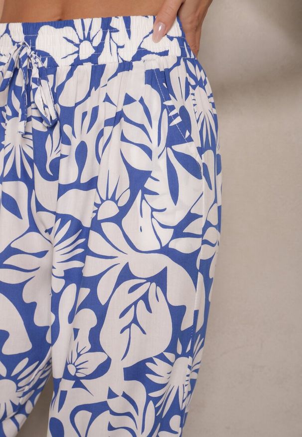Renee - Niebieskie Spodnie z Wiskozy High Waist w Kwiatowy Wzór Niliannea. Okazja: na co dzień. Stan: podwyższony. Kolor: niebieski. Materiał: wiskoza. Wzór: kwiaty. Styl: elegancki, casual