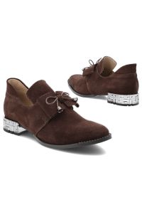 Półbuty damskie Armodo, na płaskim obcasie z ozdobami i welurowe wsuwane, czekolada, 1399. Okazja: na spotkanie biznesowe. Zapięcie: bez zapięcia. Kolor: brązowy. Szerokość cholewki: normalna. Wzór: aplikacja. Materiał: welur. Obcas: na obcasie. Styl: biznesowy, klasyczny. Wysokość obcasa: niski #2