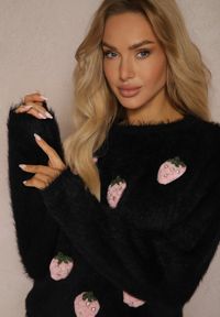 Renee - Czarny Sweter Puchaty z Dodatkiem Wełny Ozdobiony Truskawkami 3D Leriah. Okazja: na spacer, na co dzień. Kolor: czarny. Materiał: wełna. Wzór: aplikacja. Styl: casual, elegancki #3