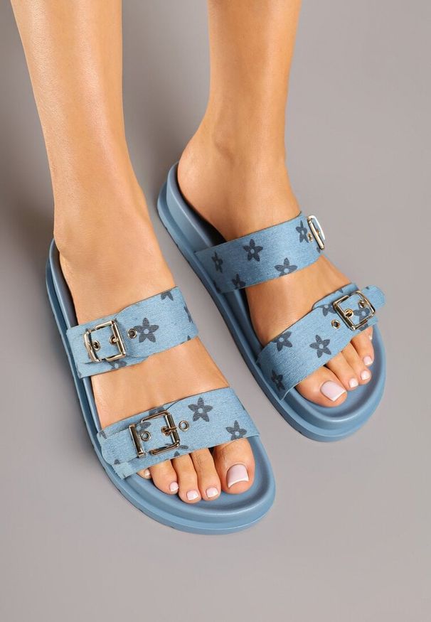 Born2be - Niebieskie Klapki z Geometrycznym Wzorem Finarovia. Okazja: na co dzień. Kolor: niebieski. Wzór: geometria. Sezon: lato. Obcas: na obcasie. Styl: casual. Wysokość obcasa: niski