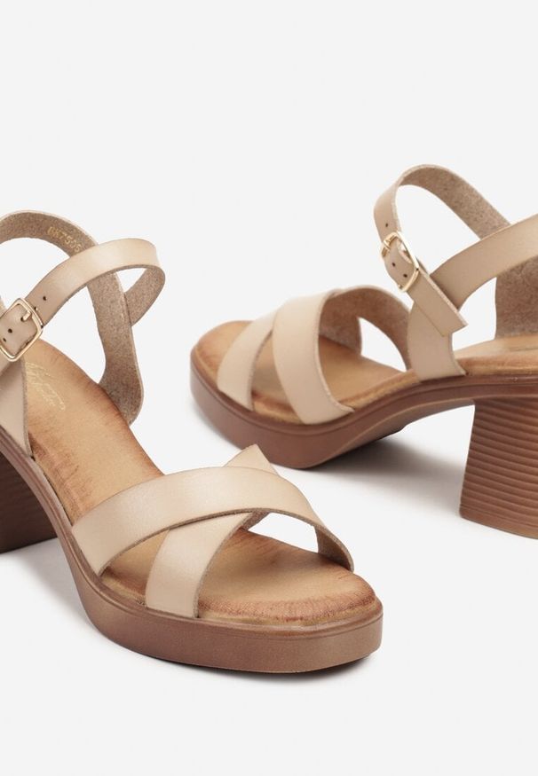 Born2be - Ciemnobeżowe Sandały na Platformie i Obcasie z Ozdobnymi Paskami Deovanis. Okazja: na co dzień. Nosek buta: otwarty. Zapięcie: pasek. Kolor: beżowy. Wzór: aplikacja, paski. Materiał: jeans. Obcas: na obcasie. Styl: casual, elegancki. Wysokość obcasa: średni