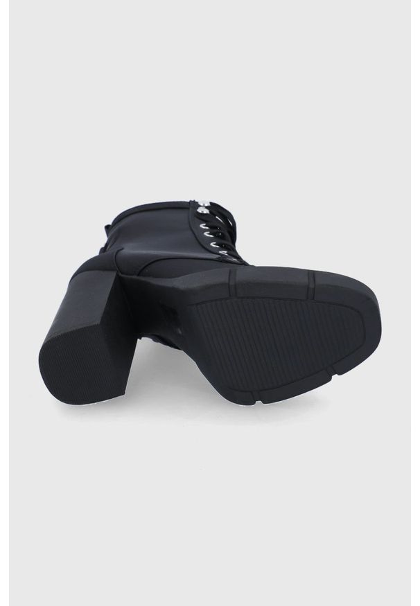 Steve Madden - Botki. Nosek buta: okrągły. Zapięcie: sznurówki. Kolor: czarny. Materiał: guma. Obcas: na obcasie. Wysokość obcasa: średni