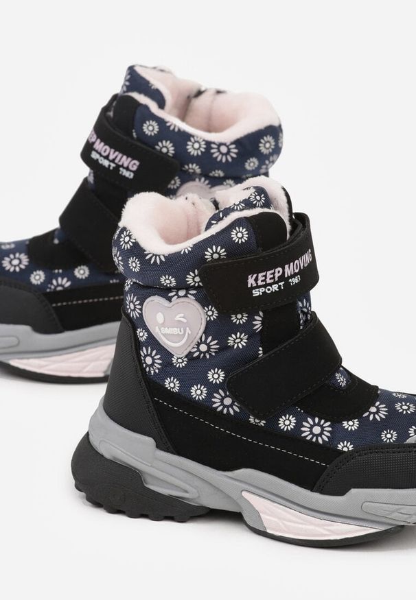 Born2be - Granatowe Śniegowce w Kwiatki z Sercem i Napisem Alwedina. Okazja: na co dzień. Kolor: niebieski. Materiał: jeans. Wzór: napisy, kwiaty. Sezon: zima. Styl: casual, elegancki