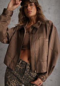 Renee - Brązowa Kurtka Bomberka Oversize z Paskami przy Rękawach Lann. Okazja: na co dzień. Typ kołnierza: dekolt gorset. Kolor: brązowy. Materiał: poliester, jeans. Sezon: wiosna. Styl: casual #1