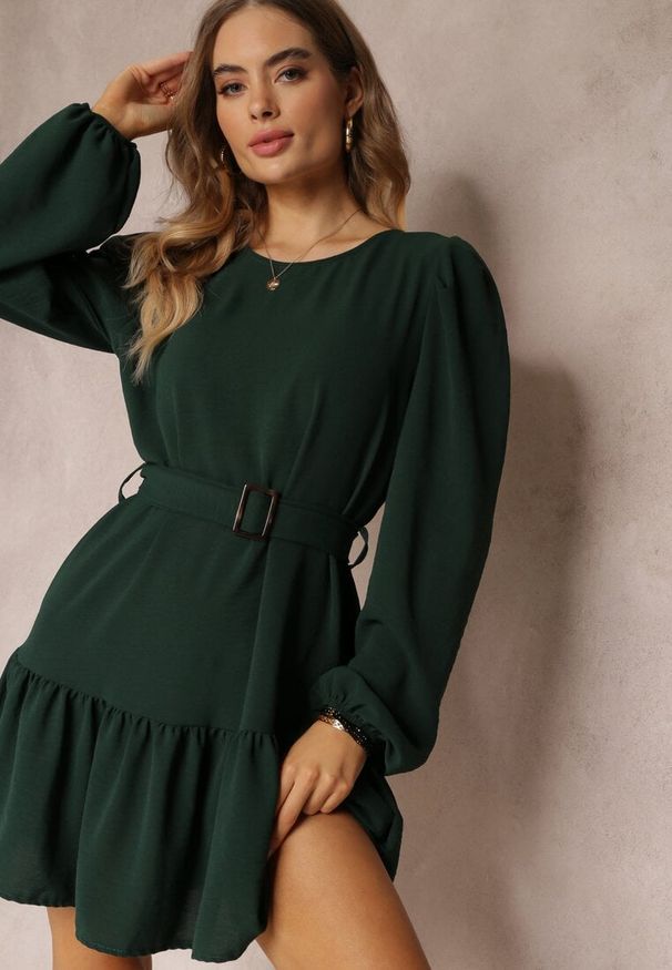 Renee - Ciemnozielona Sukienka Pudełkowa z Falbanką Leffo. Kolor: zielony. Materiał: tkanina. Wzór: jednolity. Styl: klasyczny. Długość: mini
