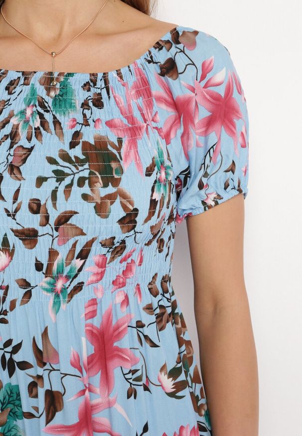 Born2be - Jasnoniebieska Wiskozowa Sukienka Mini Rozkloszowana w Kwiaty z Falbanką Rilanae. Kolor: niebieski. Materiał: wiskoza. Wzór: kwiaty. Typ sukienki: rozkloszowane. Długość: mini