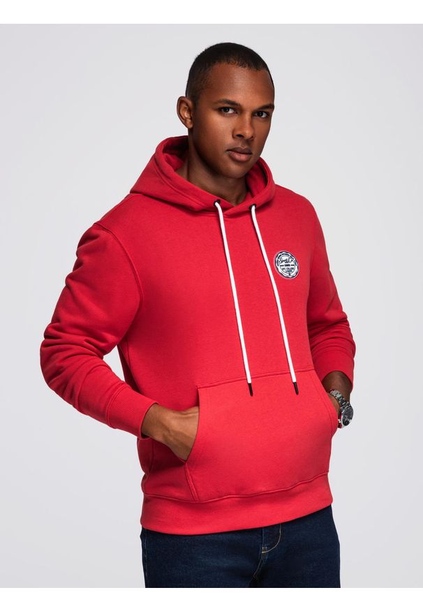 Ombre Clothing - Męska bluza dresowa kangurka z kapturem i naszywką w stylu college – czerwona V1 - Rozmiar: M. Okazja: na co dzień. Typ kołnierza: kaptur. Kolor: czerwony. Materiał: dresówka. Wzór: aplikacja. Styl: klasyczny, sportowy, casual, elegancki