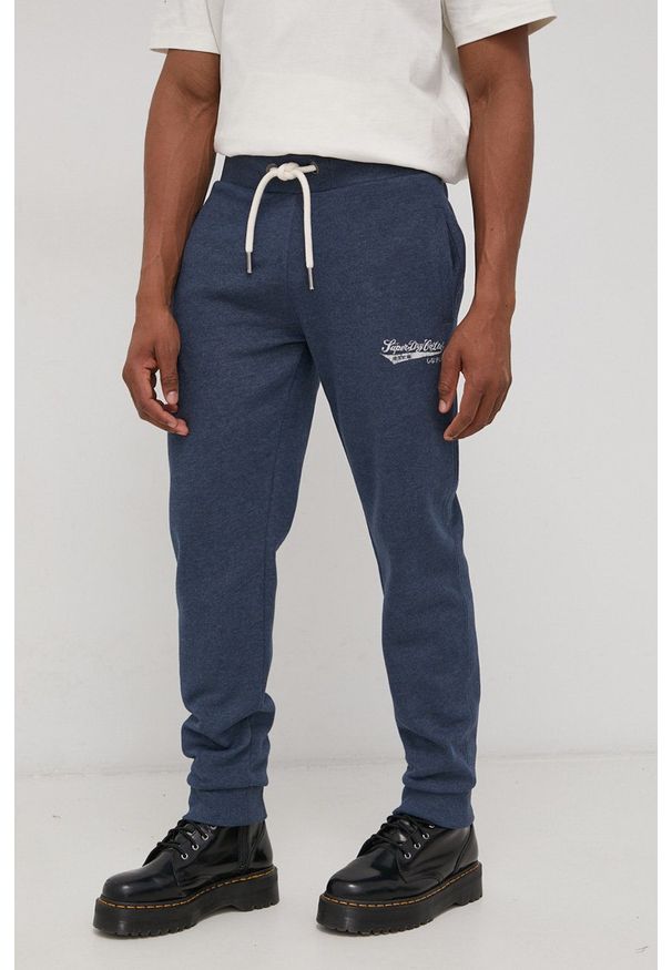 Superdry Spodnie męskie kolor granatowy melanżowe. Kolor: niebieski. Materiał: dzianina. Wzór: melanż
