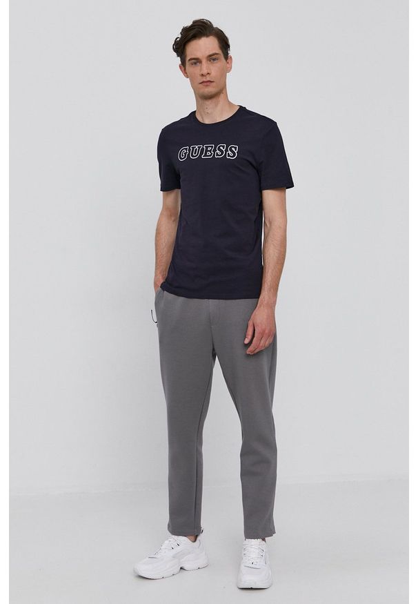 Guess - Spodnie. Kolor: szary. Materiał: bawełna