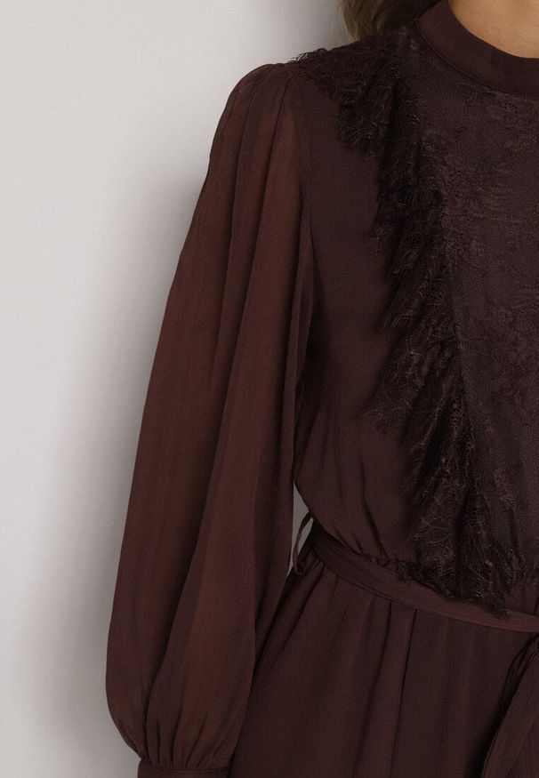 Born2be - Brązowa Elegancka Sukienka z Bufiastymi Rękawami i Koronkowymi Falbankami Sewlina. Okazja: na co dzień, do pracy. Typ kołnierza: kołnierz z falbankami. Kolor: brązowy. Materiał: koronka. Styl: elegancki