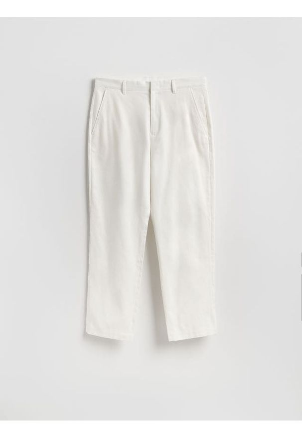Reserved - Spodnie chino straight - biały. Kolor: biały. Materiał: bawełna, tkanina